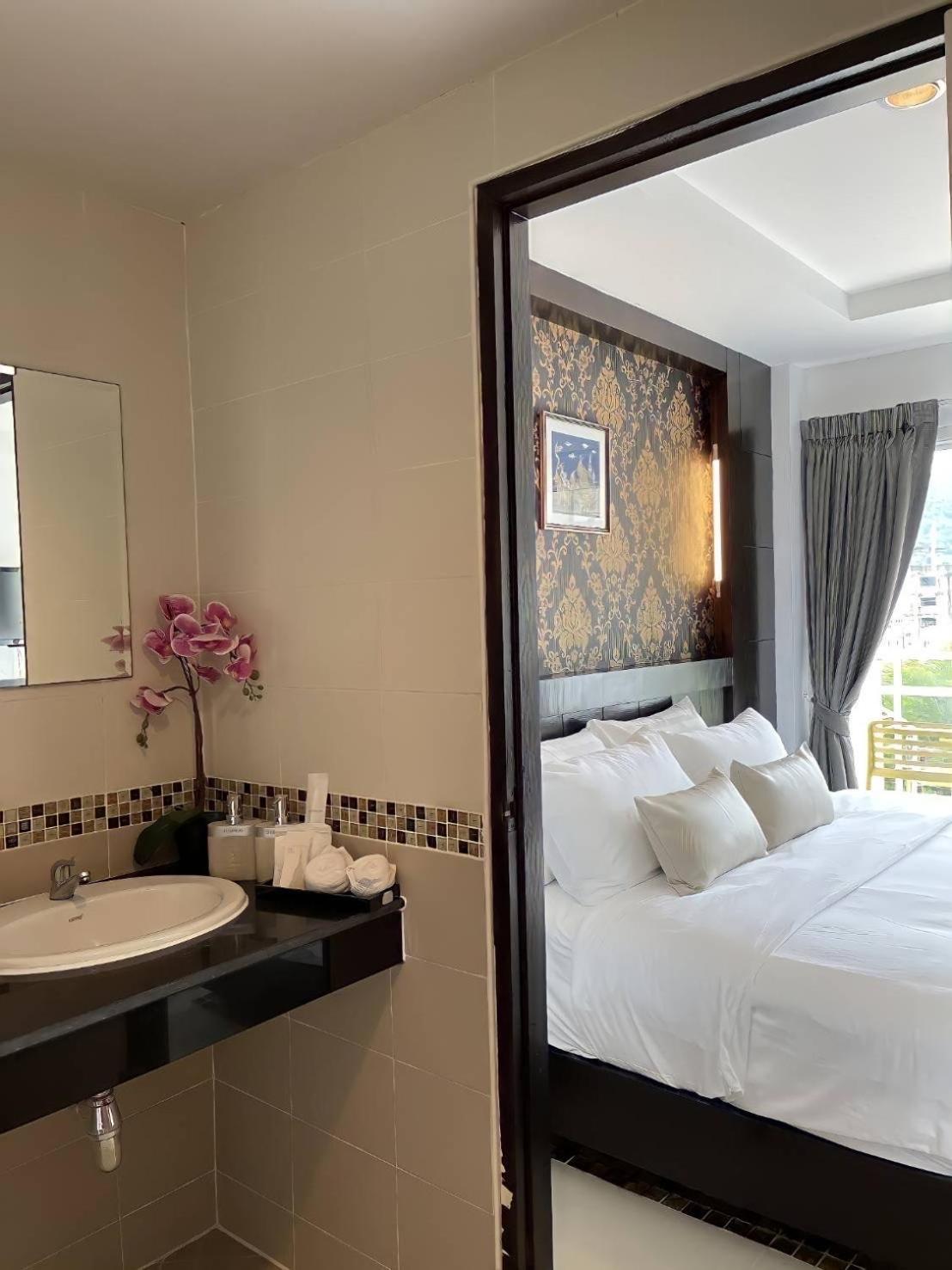 Elephant Room Patong Luaran gambar