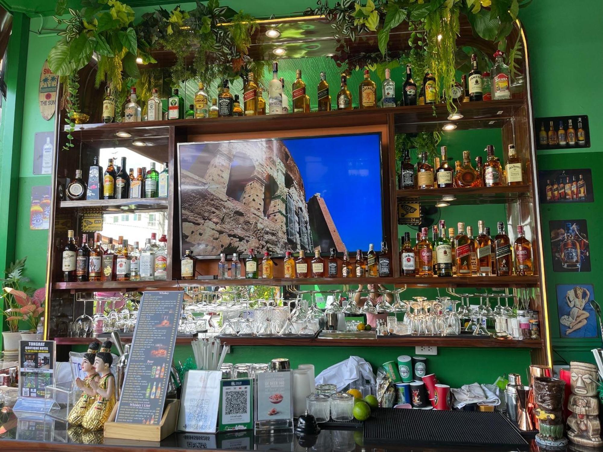 Elephant Room Patong Luaran gambar